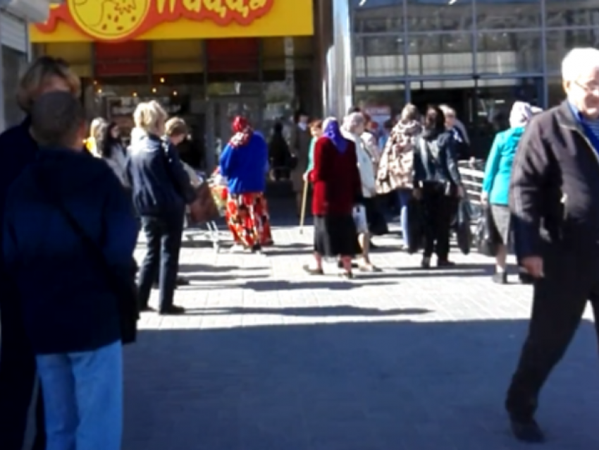 Из торгового центра в Волжском эвакуировали толпу людей