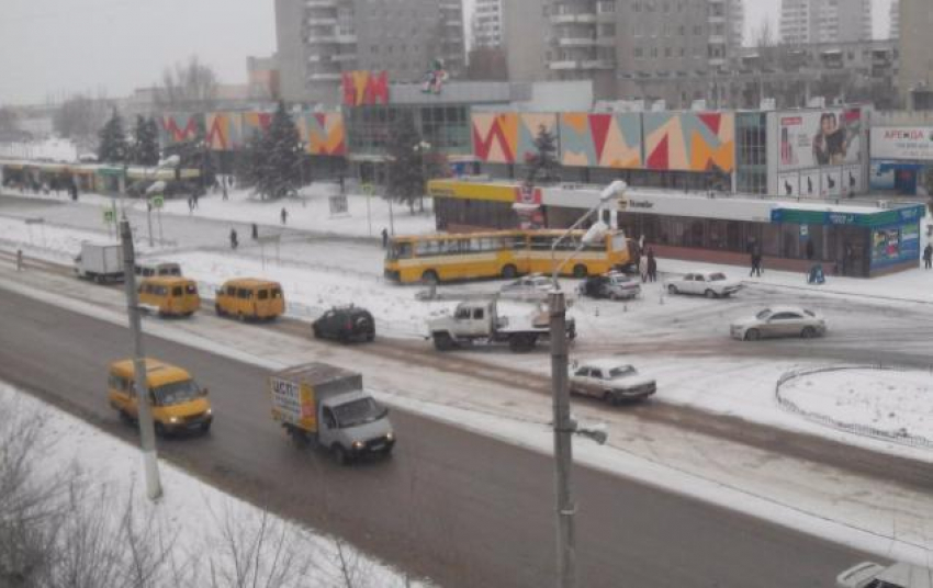 Движение в центре Волжского перекрыто из-за ДТП с автобусом