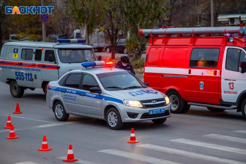 Женщина с ребенком попали под колеса машины в Волжском