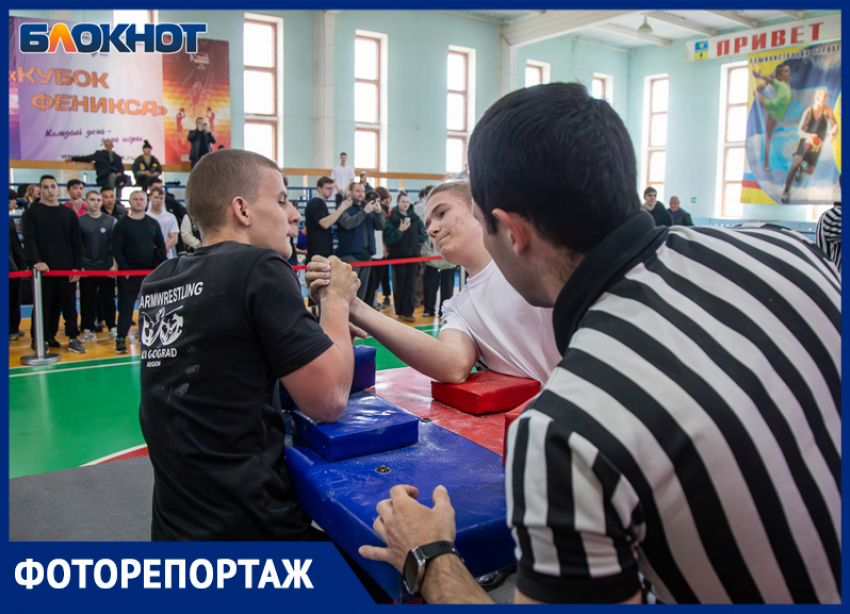 В Волжском 85 мужчин и женщин сошлись в силовом поединке на турнире по армрестлингу