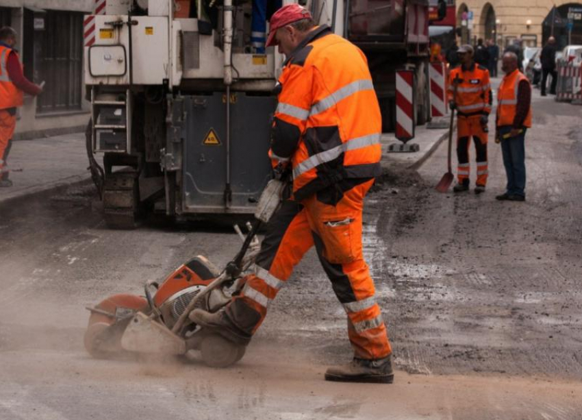 В Волжском началась подготовка к дорожным работам 