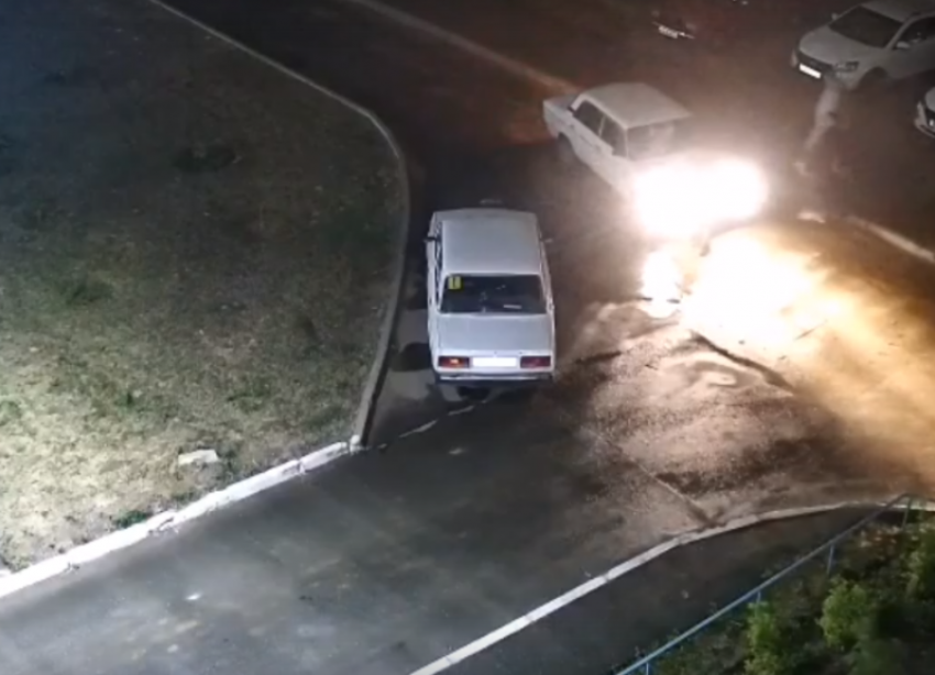 В Волжском забавы неизвестных привели к повреждению чужого авто: видео