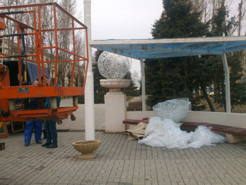 Светодиодными шарами украсили остановку рядом с администрацией Волжского