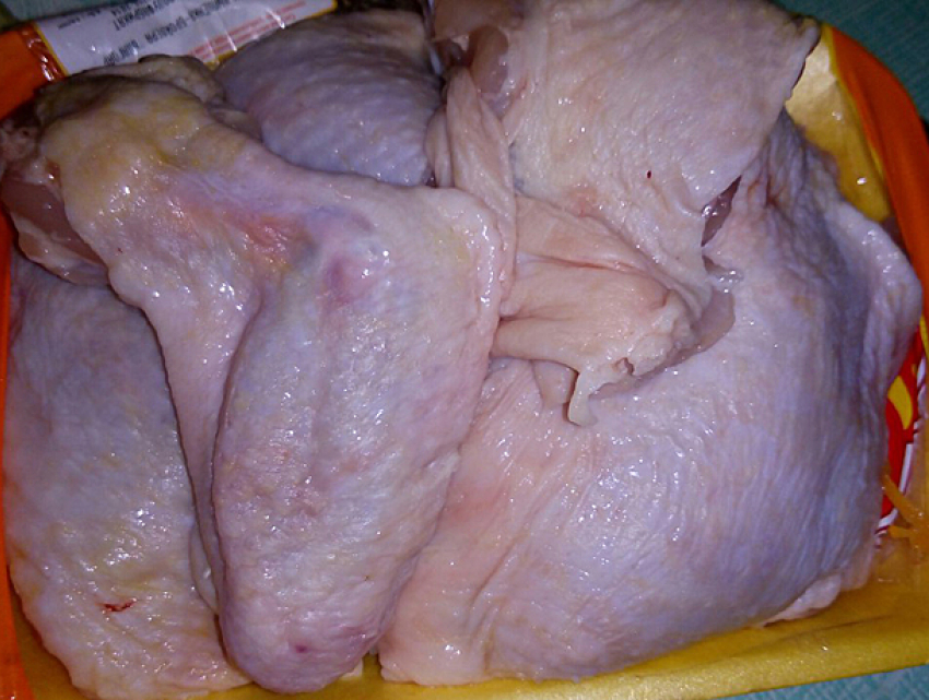 Крылышко в бедрышках: как обманывают волжан при покупке курицы в лотках 