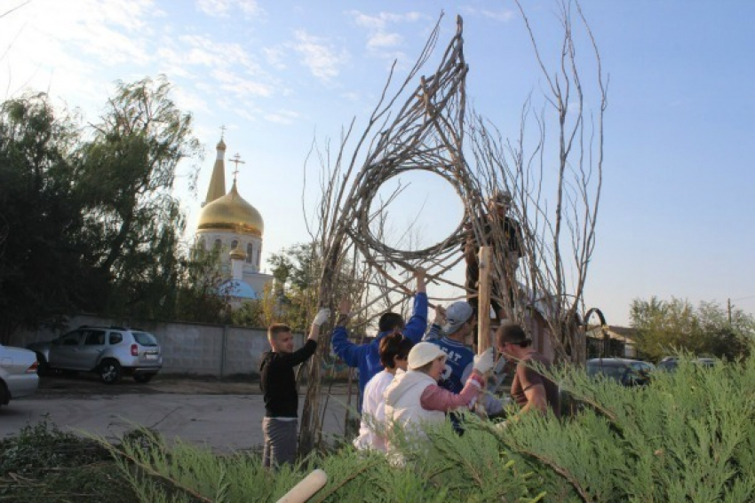 В Волжском сухостой пытаются превратить в произведения искусства