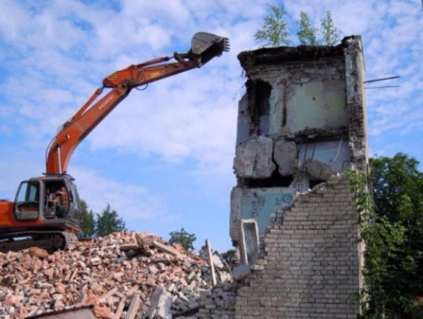 Следователи выясняют обстоятельства гибели молодого мужчины при разборе дома под Волжским 