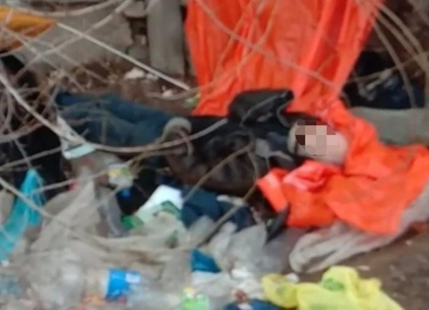 Труп лежал в мусоре: подробности смерти мужчины в Волжском