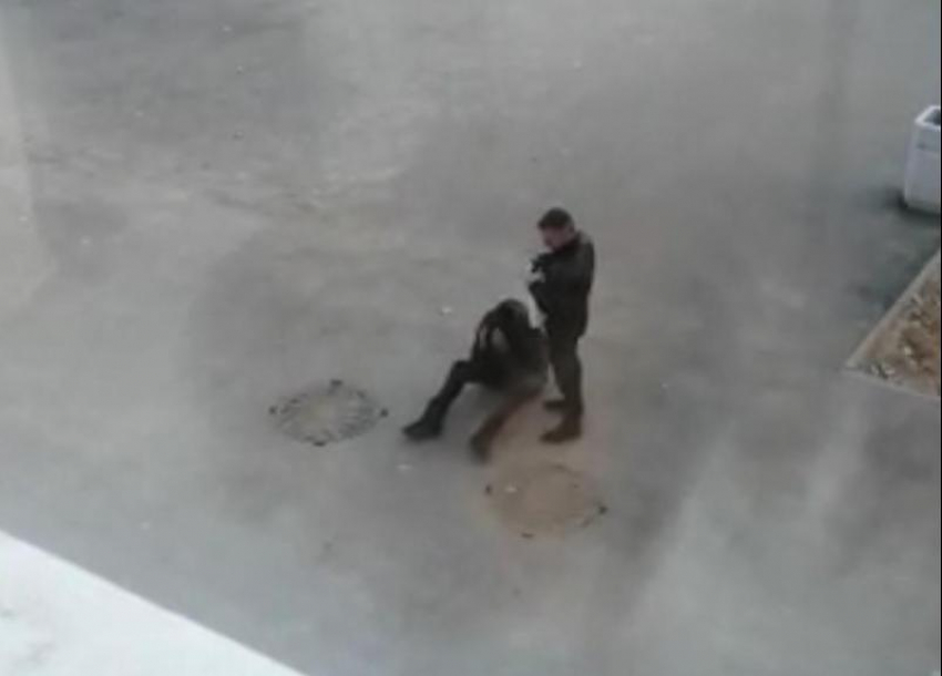 Упала на землю и молила не трогать: драка мужчины и женщины попала на видео в Волжском