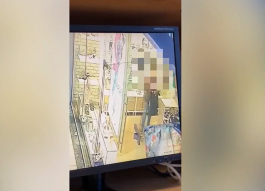 Женщина в очках украла сумку из магазина в Волжском: видео