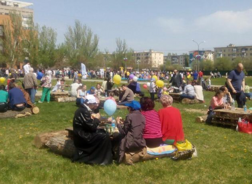 Площадь Ленина в Волжском превратили в площадку для пикника