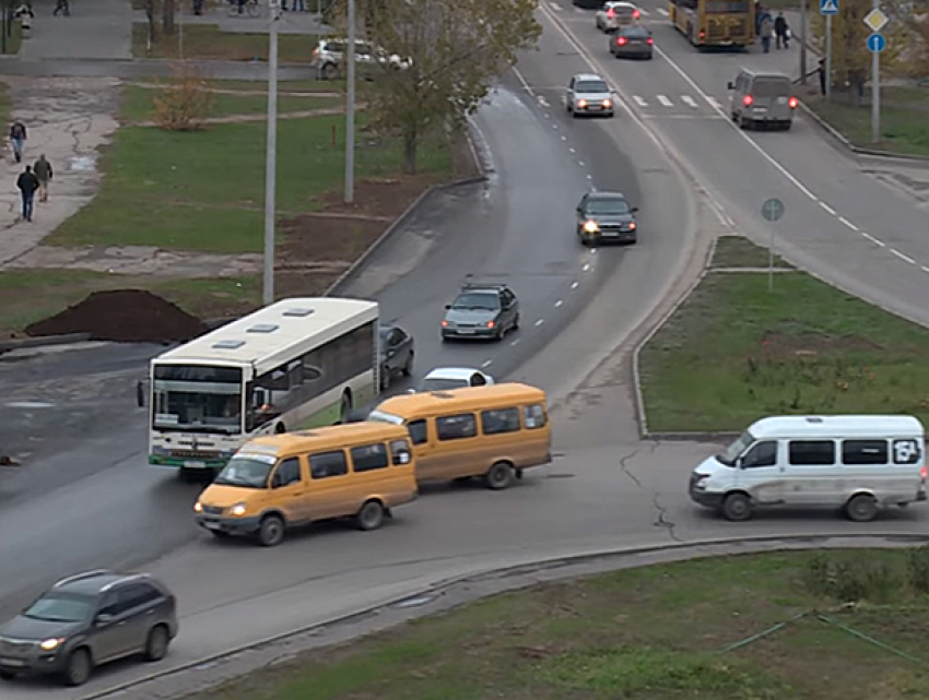 Хаос и аварийные ситуации сложились на кольце площади Труда в Волжском 
