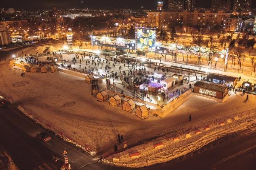 Искусственный каток в центре Волгограда за месяц работы посетили 40 тысяч человек