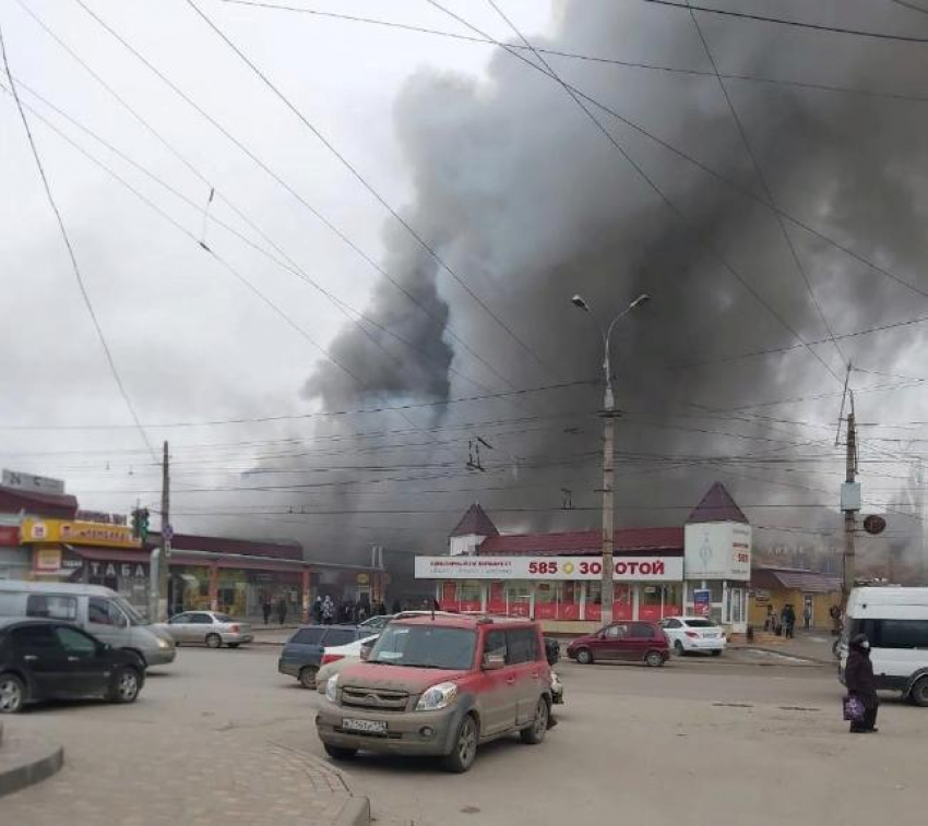Все в огне и черном дыме: в Волгограде горит Качинский рынок
