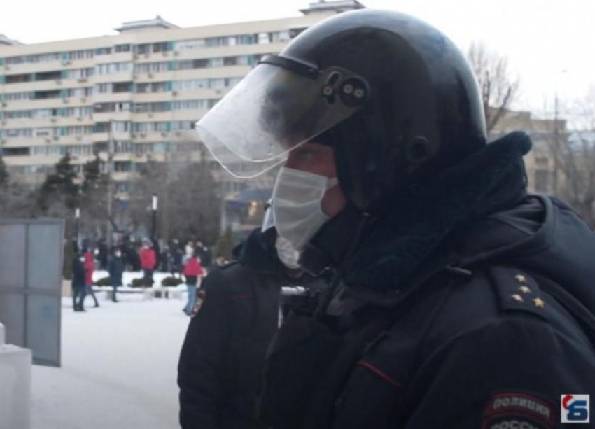 Полицейский спас раненого митингующего в Волгограде