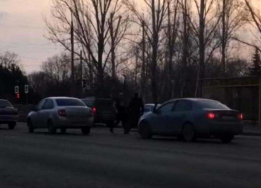 Левый - коронный, правый - похоронный: драка автомобилистов в Волжском попала на видео
