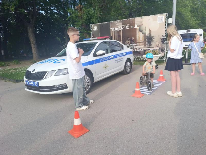 ЮИД и автоинспекторы Волжского научили детей и родителей безопасному лету