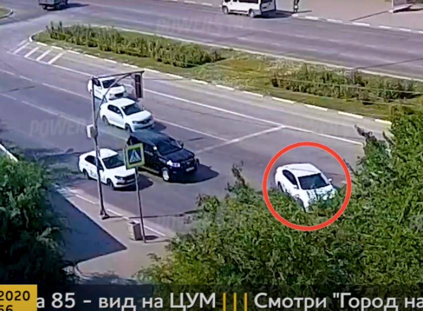 Поворот авто направо с крайней левой полосы привел к ДТП в Волжском
