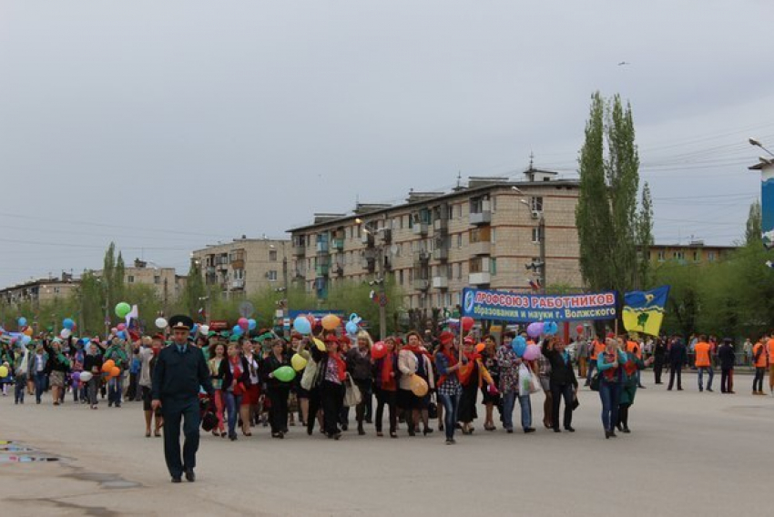 В первомайском шествии в Волжском приняли участие 10 тысяч человек
