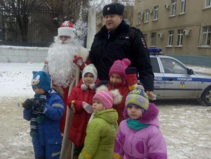 Сотрудники ГИБДД и Дед Мороз сделали юных волжан «светлячками» на дороге