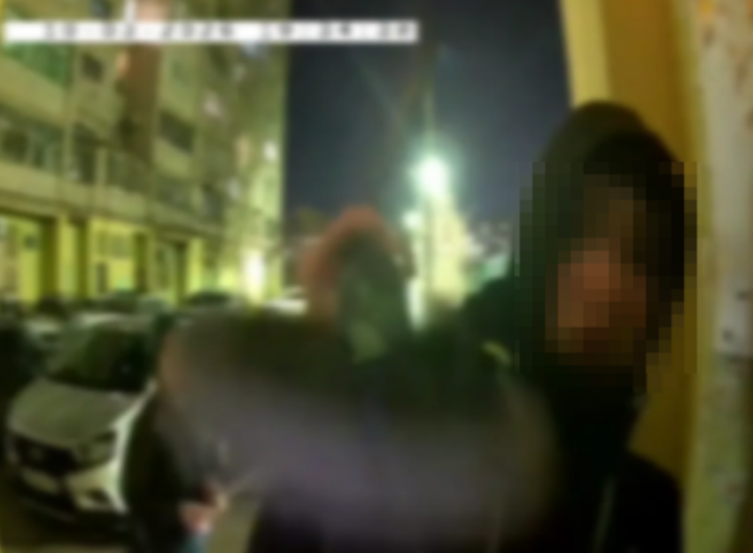 Хотели погреться: в Волжском нашли подростков, разбивших домофон самокатом