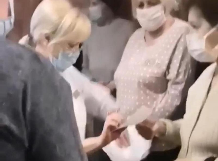 Медработник кричала на очередь пациентов в поликлинике №5 Волжского