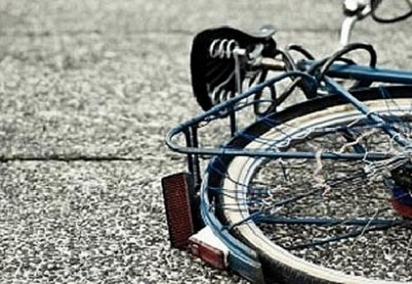 В Палласовском районе иномарка насмерть сбила велосипедиста