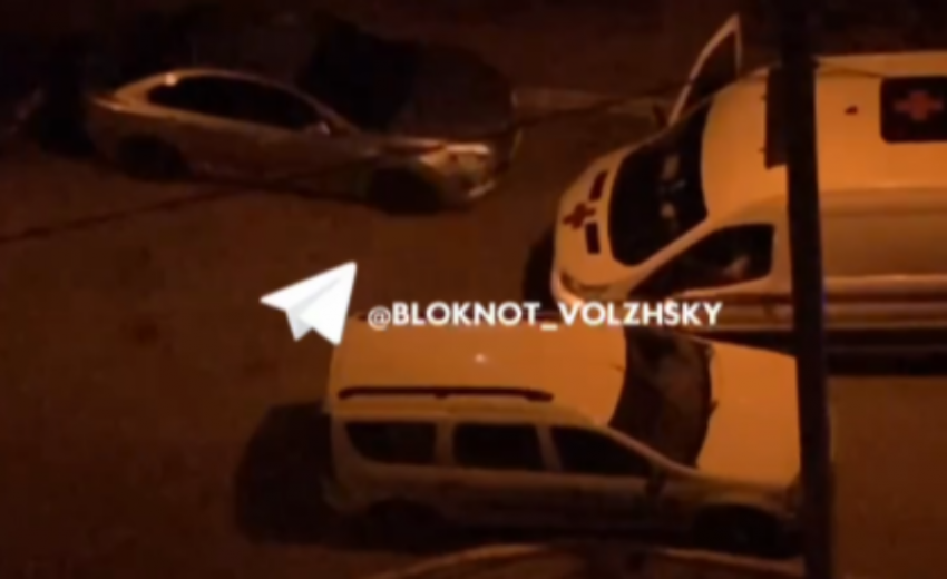 В Волжском водитель блокирует проезд скорой помощи: цинизм в 28-м микрорайоне