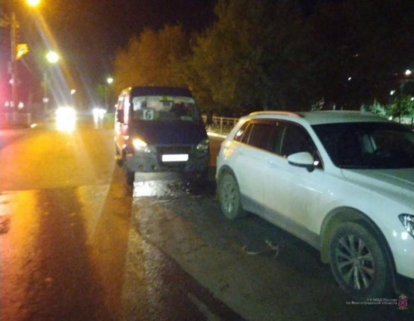 Маршрутка с пассажирами врезалась в легковушку в Волжском: есть пострадавший