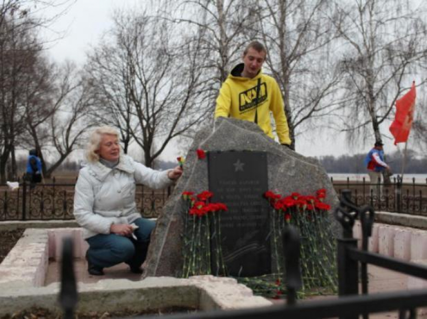 Волжские активисты согласились благоустроить памятник и братскую могилу погибших солдат