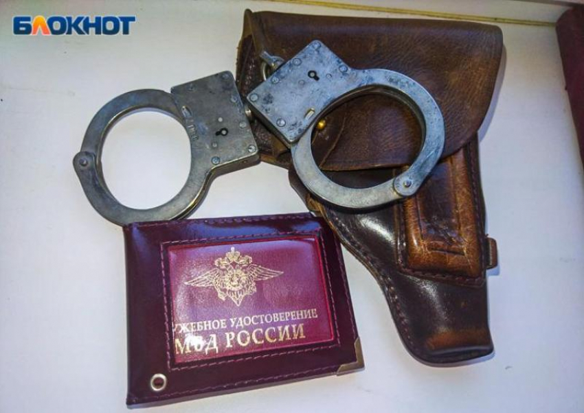 В Волжском полиция задержала закладчика наркотических веществ: изъяли 35 свертков