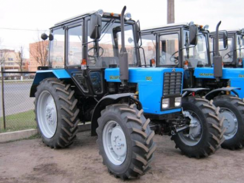 Около двух миллионов рублей выделил парк «Волжский» на покупку личного трактора 