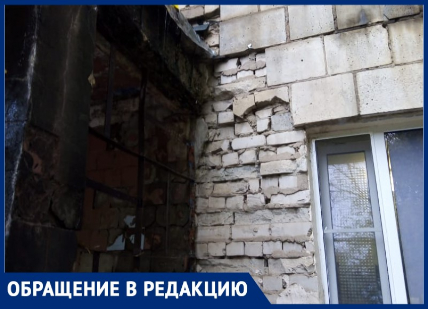 5 лет мать двоих детей дышит плесенью в общежитии Волжского: обвалились кирпичи