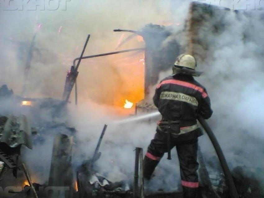 В Волжском сгорел дачный дом