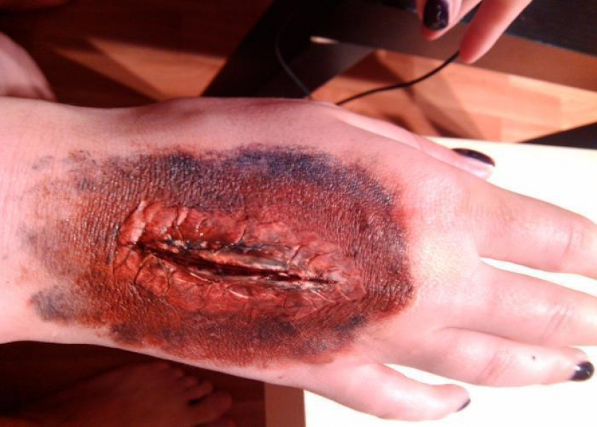 Как сделать простой грим к Хэллоуину с помощью пластилина, пудры и красок