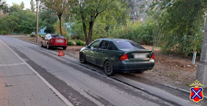 В Волжском водитель иномарки разбил чужое авто и скрылся: пострадала женщина 