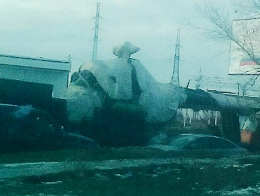 Волжанка запечатлела военный вертолет во время его перевозки