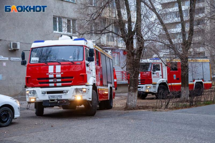 Утро в Волжском началось с пожара: загорелась хозпостройка