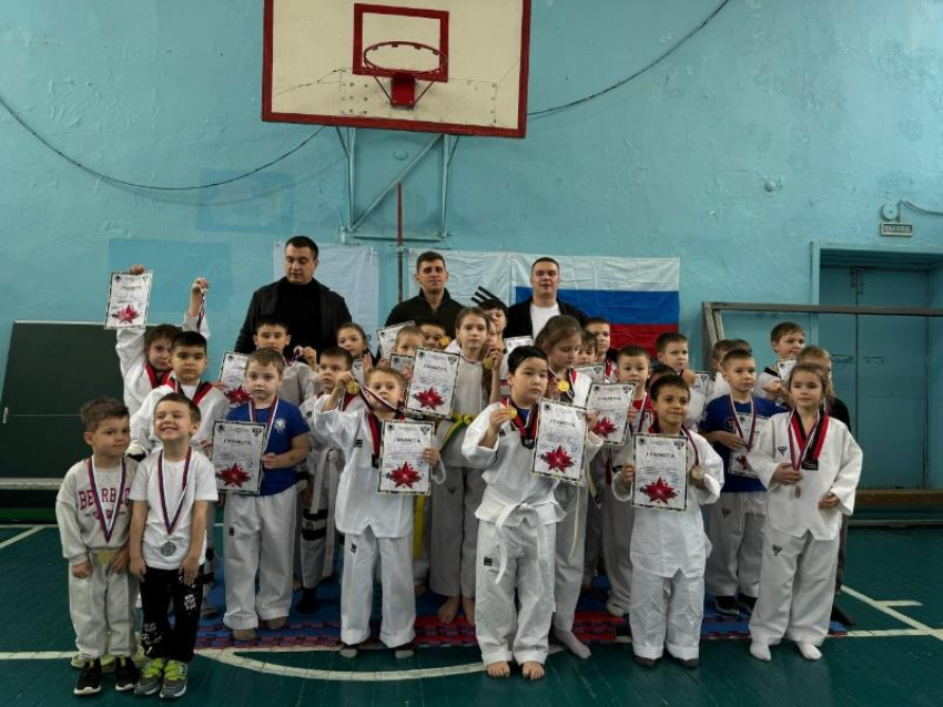 70 ударов за 45 секунд: в волжской школе отметили День Защитника Отечества ударами на скорость