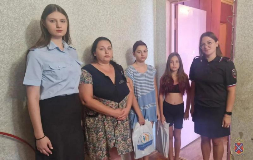 Полицейские Волжского помогли будущим первоклассникам собраться в школу
