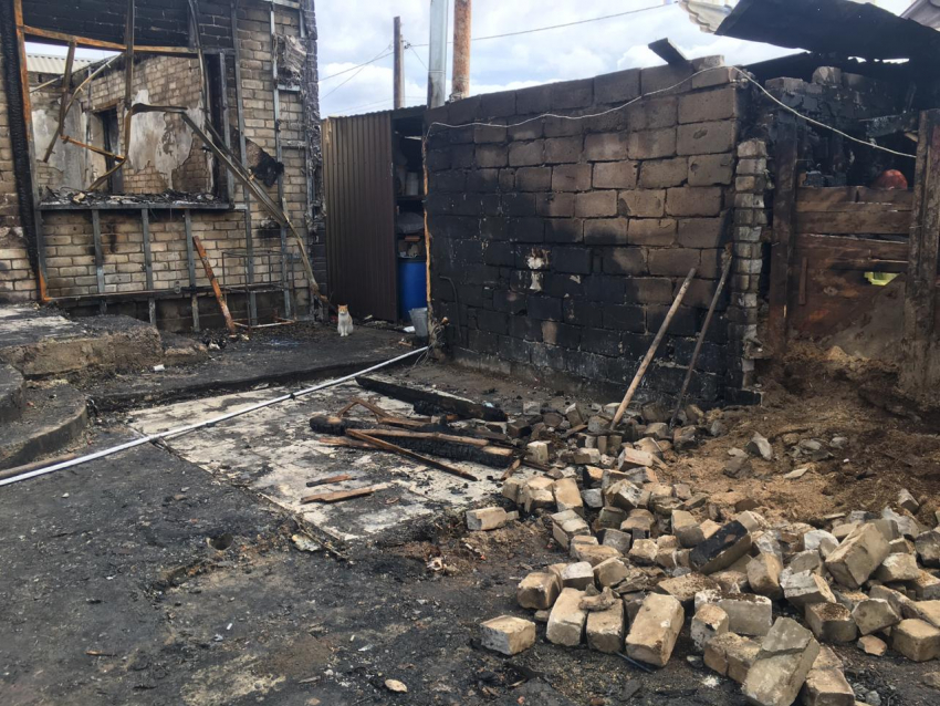 «Езжай, у нас дом горит»: семья погорельцев рассказала о пожаре