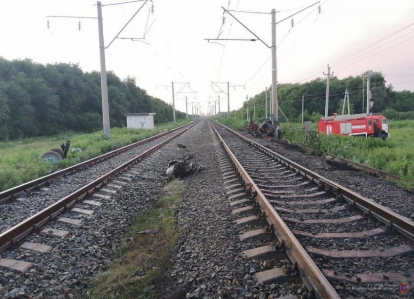 Тракторист скончался на месте после столкновения с пассажирским поездом под Волгоградом