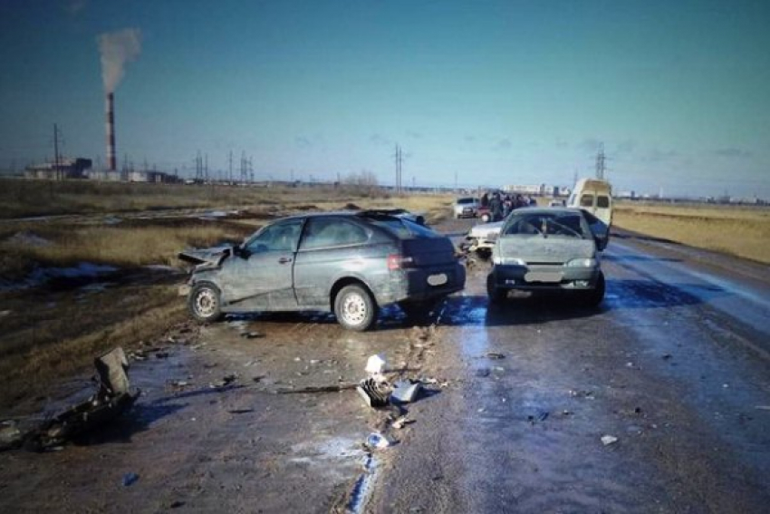 Крупное ДТП под Волгоградом: иномарка столкнулась с четырьмя отечественными авто