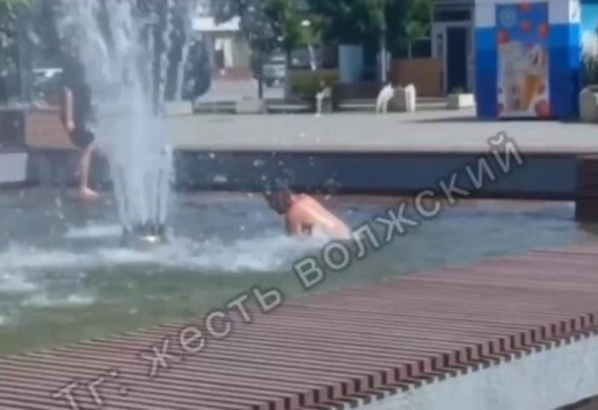 В Волжском мужчина принимал ванну в фонтане 