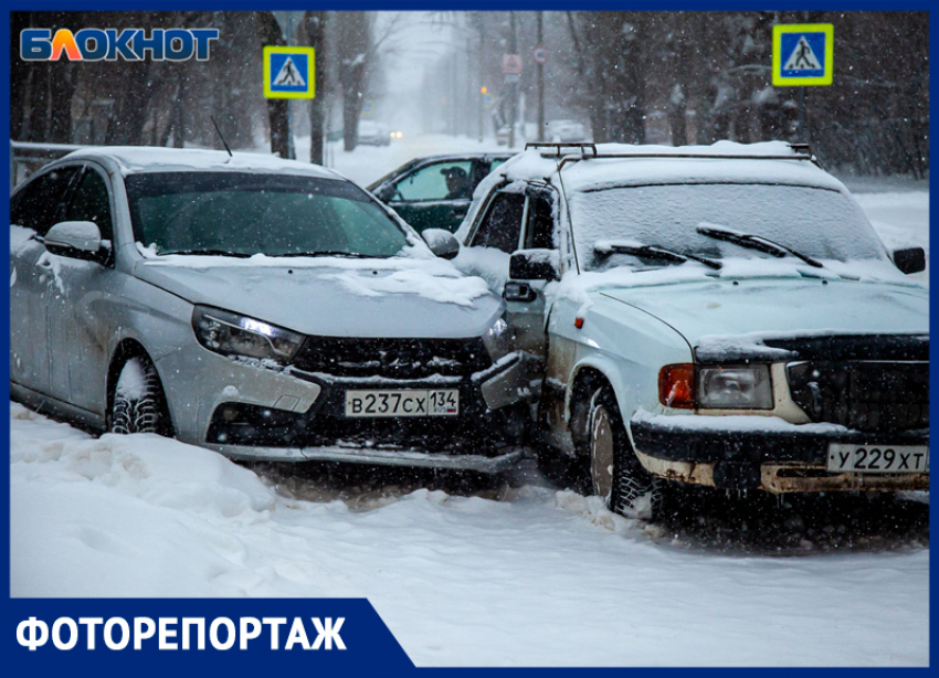 Снегопад захватил Волжский в плен: фоторепортаж