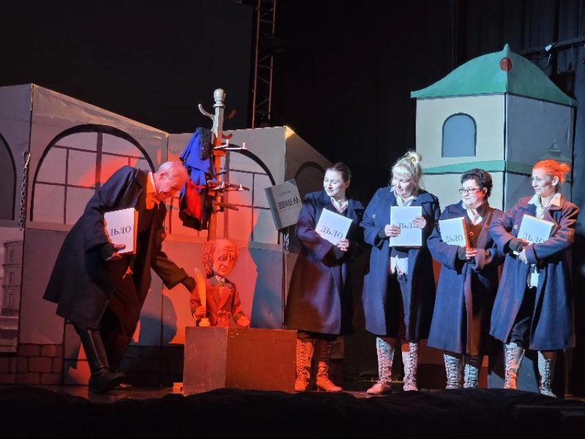 «Арлекин» едет в Красногорск: волжский театр покажет «Шинель» в старинной усадьбе