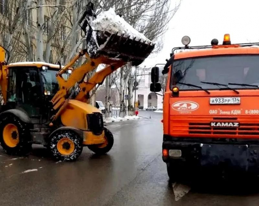 В Волжском активно расчищают дороги от снега и наледи