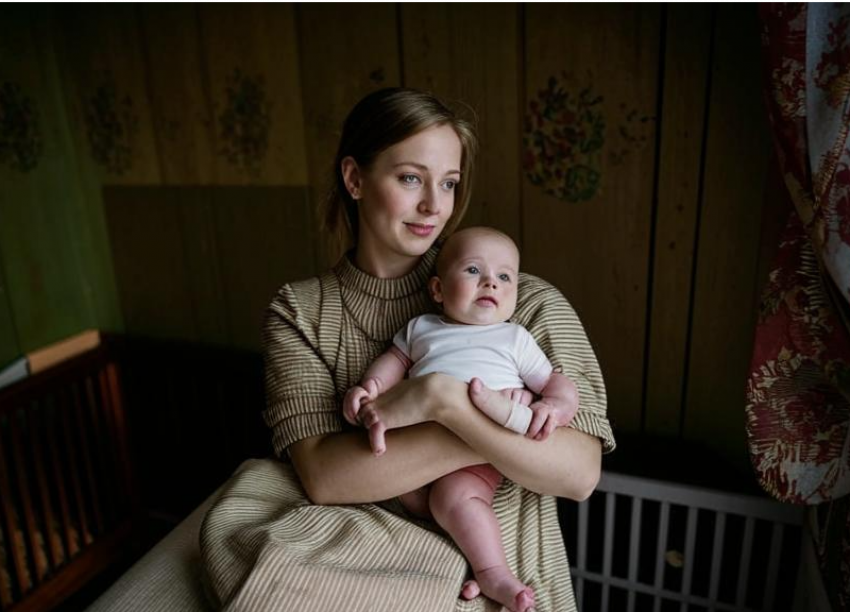 В Волжском завели уголовное дело на многодетную пьющую мать, плюющую на детей