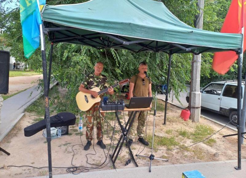 Большинство волжан дают деньги поющим на улицах мужчинам в камуфляжной форме