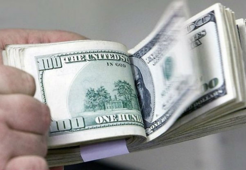 В Волгограде у пенсионера мошенники украли около двух тысяч долларов