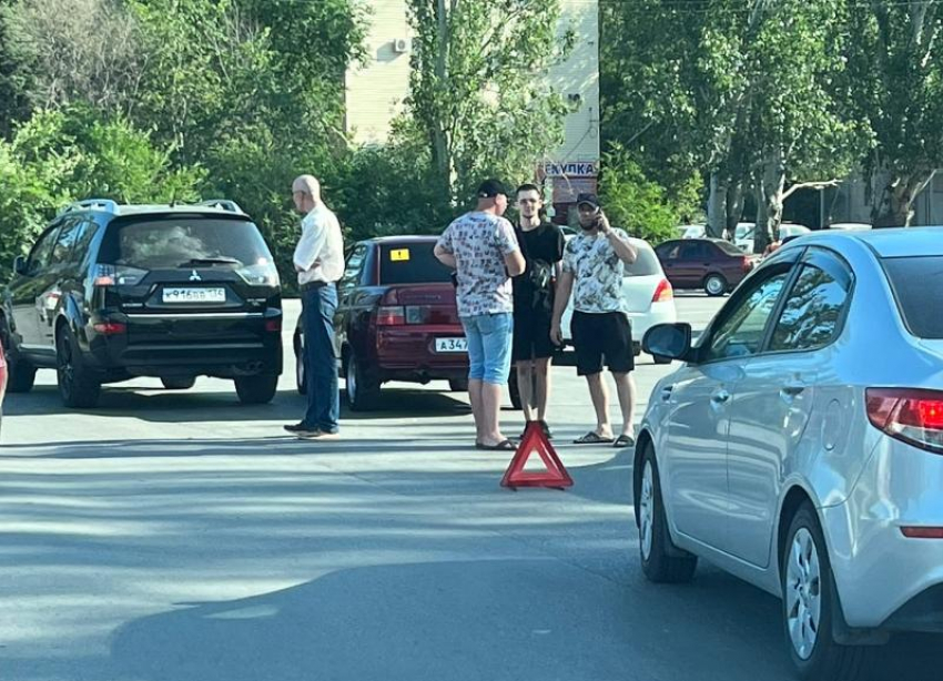 Из-за аварии на кольце Карбышева в Волжском образовалась пробка